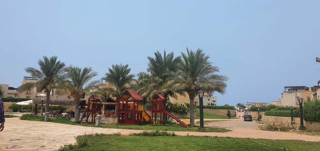 Renzo -   شاليه للايجار قرية ديمور الكيلو ٧٥ غرفتين مكيفين