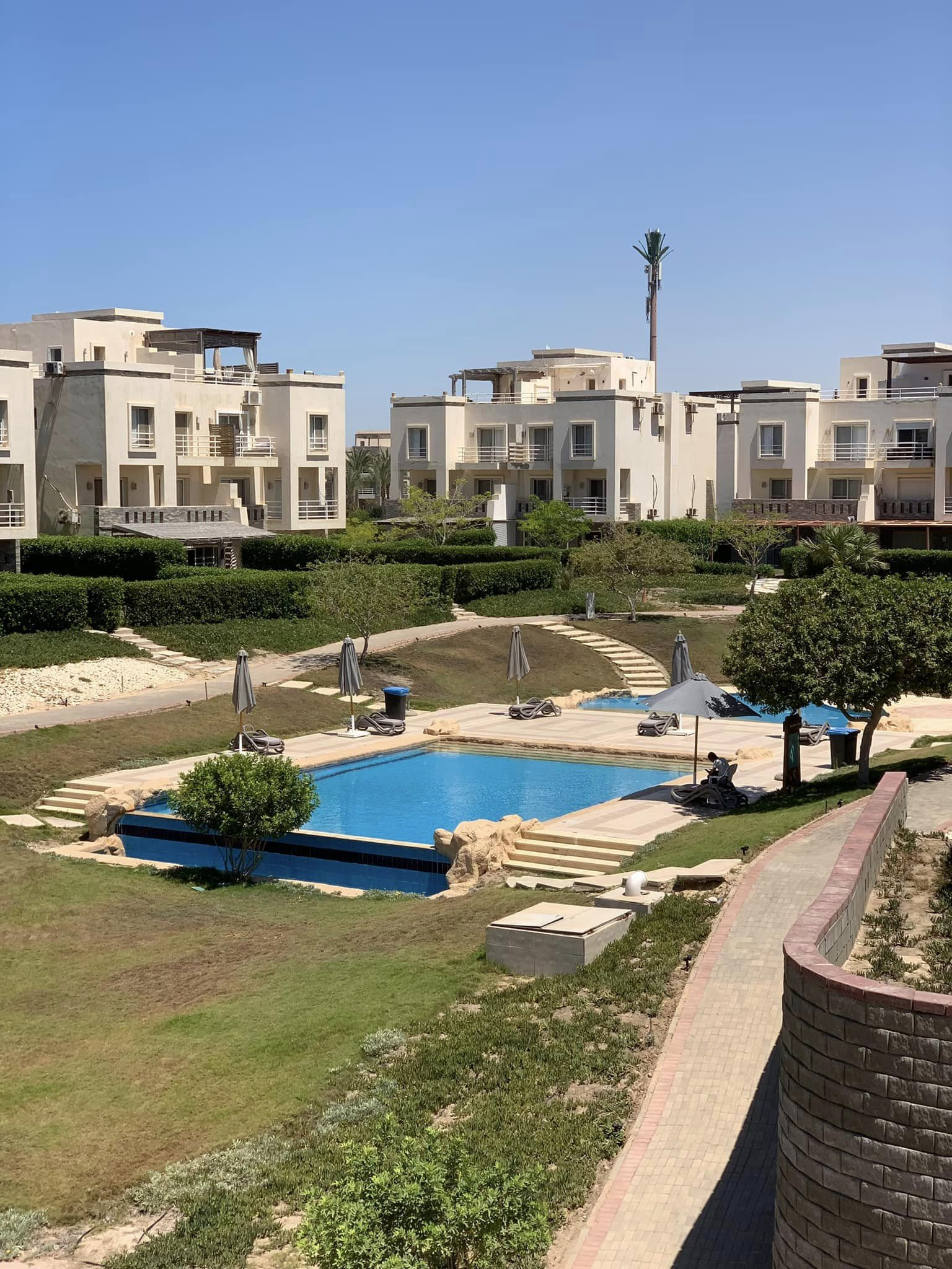 شالية يطل على حمام سباحة مباشرة فى أمواج