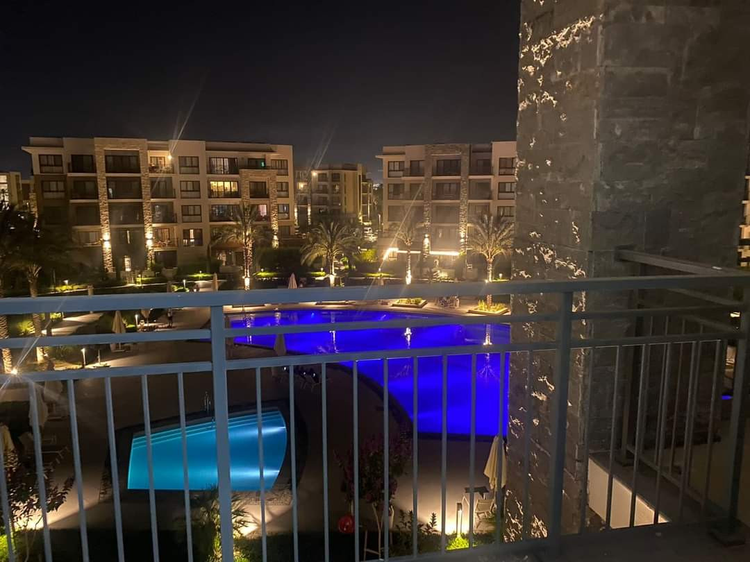 شاليه في مراسي مارينا الدور التالت بحري الفيو البسين  وقريب للبحر