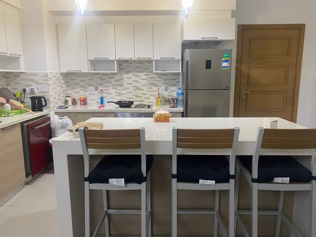 Renzo -   شاليه في مراسي مارينا الدور التالت بحري الفيو البسين  وقريب للبحر