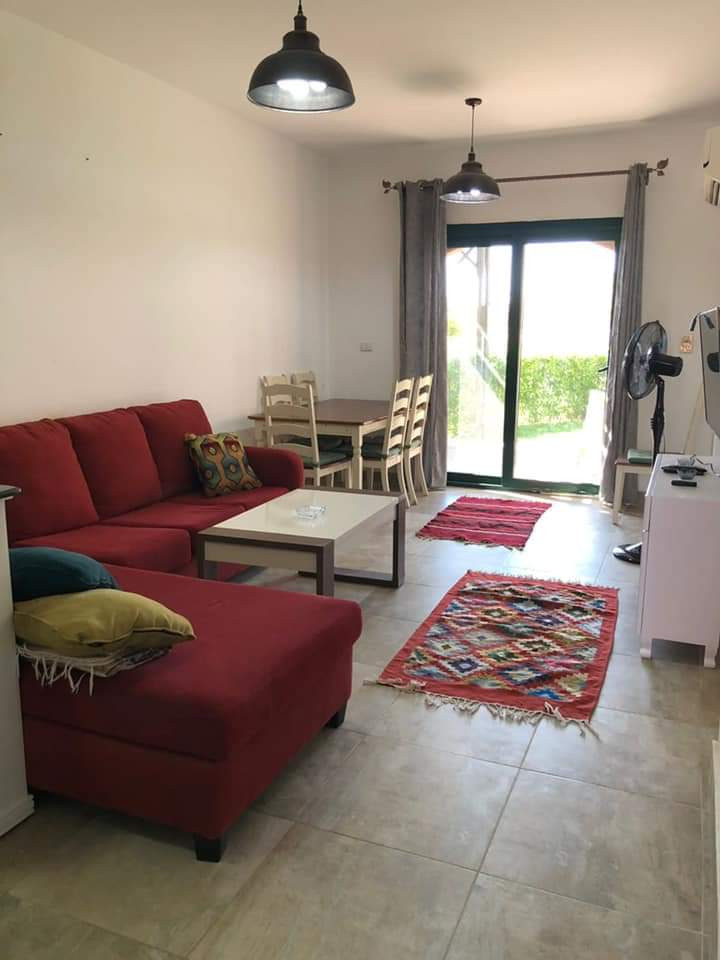 شاليه غرفتين دور ارضي مع حديقة خاصة يطل على حمام السباحة