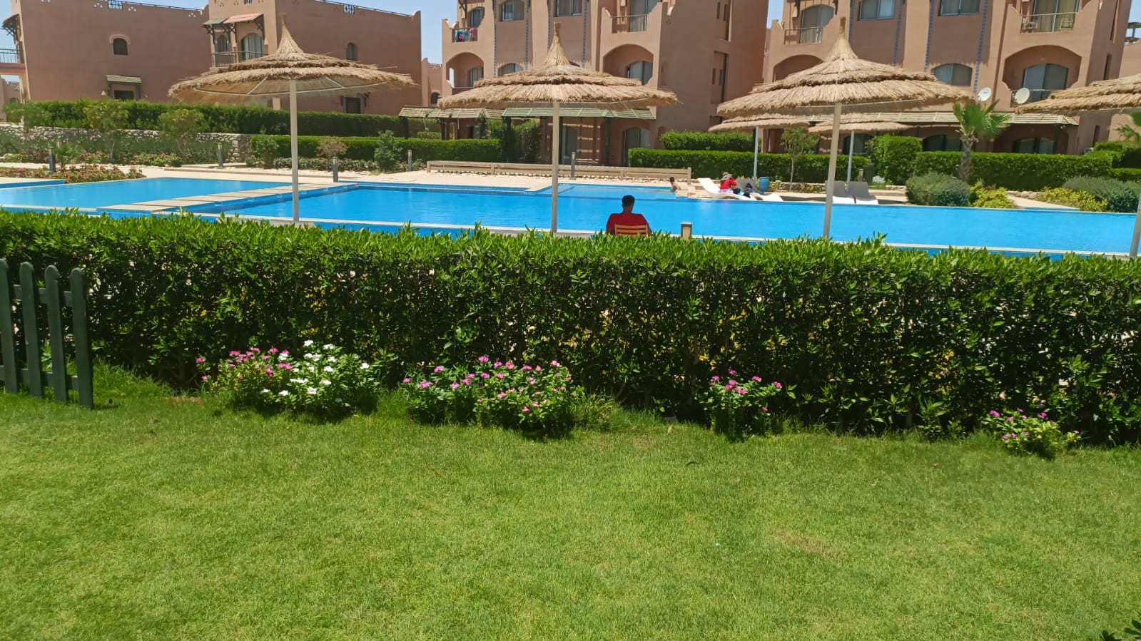 Renzo -   شاليه غرفتين دور ارضي مع حديقة خاصة يطل على حمام السباحة